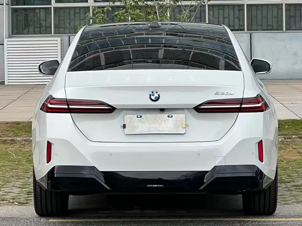 BMW 5 Series 2026 530Li Leading M Sports Package купить на сайте DeffCars