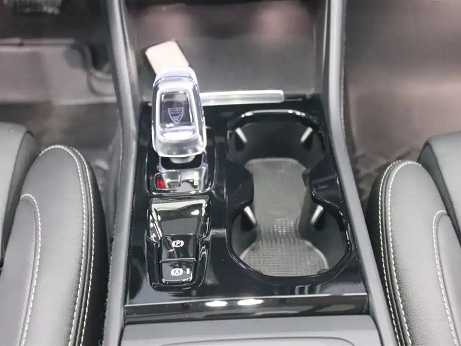 Volvo XC40 2025 B4 four-wheel drive Zhiyuan luxury version купить на сайте DeffCars