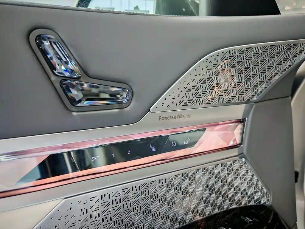 BMW i7 2023 xDrive60L Luxury Package купить на сайте DeffCars