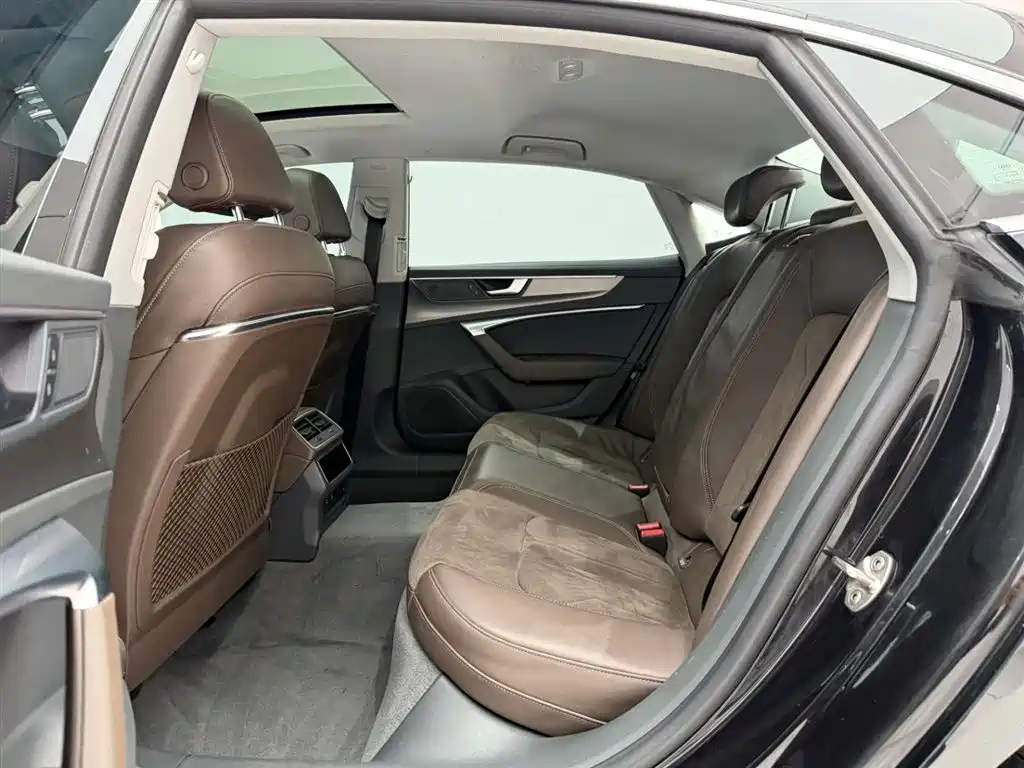 Audi A7L 2024 45TFSI S-line Dream Building Liquid Crystal Package купить на сайте DeffCars