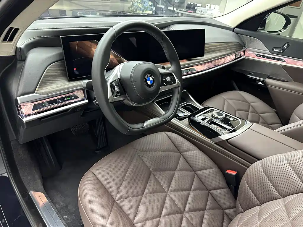 BMW 7 Series 2023 735Li Luxury Package купить на сайте DeffCars