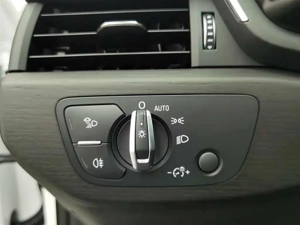 Audi A4L 2024 40 TFSI Luxurious and Dynamic Starry Night Edition купить на сайте DeffCars