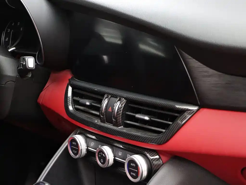 Giulia Juliet 2018 2.0T 200HP Luxury Edition Carbon Fiber Limited Edition купить на сайте DeffCars
