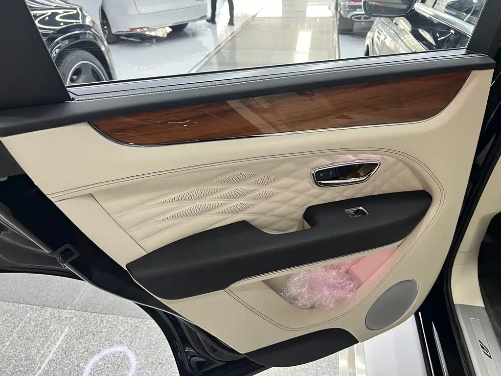 Bentayga 2024 4.0T V8 купить на сайте DeffCars