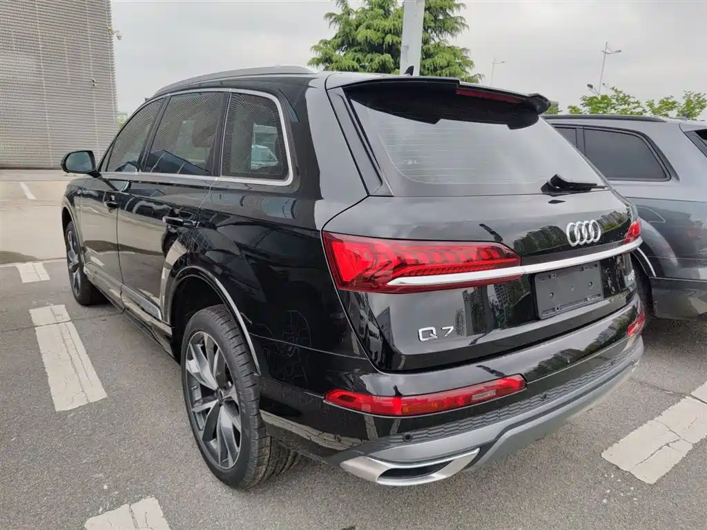 Audi Q7 2023 55 TFSI quattro S line sports version купить на сайте DeffCars