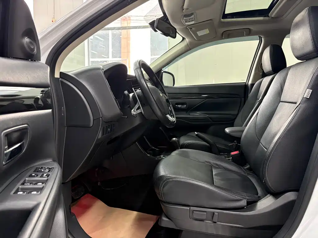 Outlander 2016 2.4L four-wheel drive luxury version 7 seats купить на сайте DeffCars