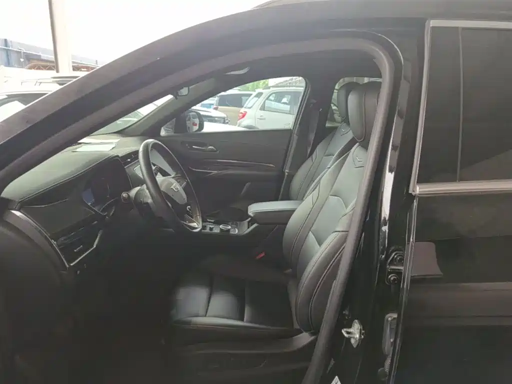 Cadillac XT4 2022 28T two-wheel drive fashion model купить на сайте DeffCars