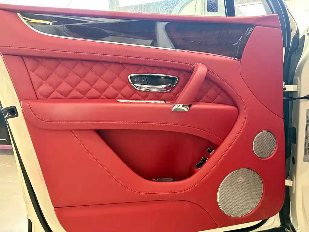 Bentayga 2017 6.0T Standard Edition купить на сайте DeffCars