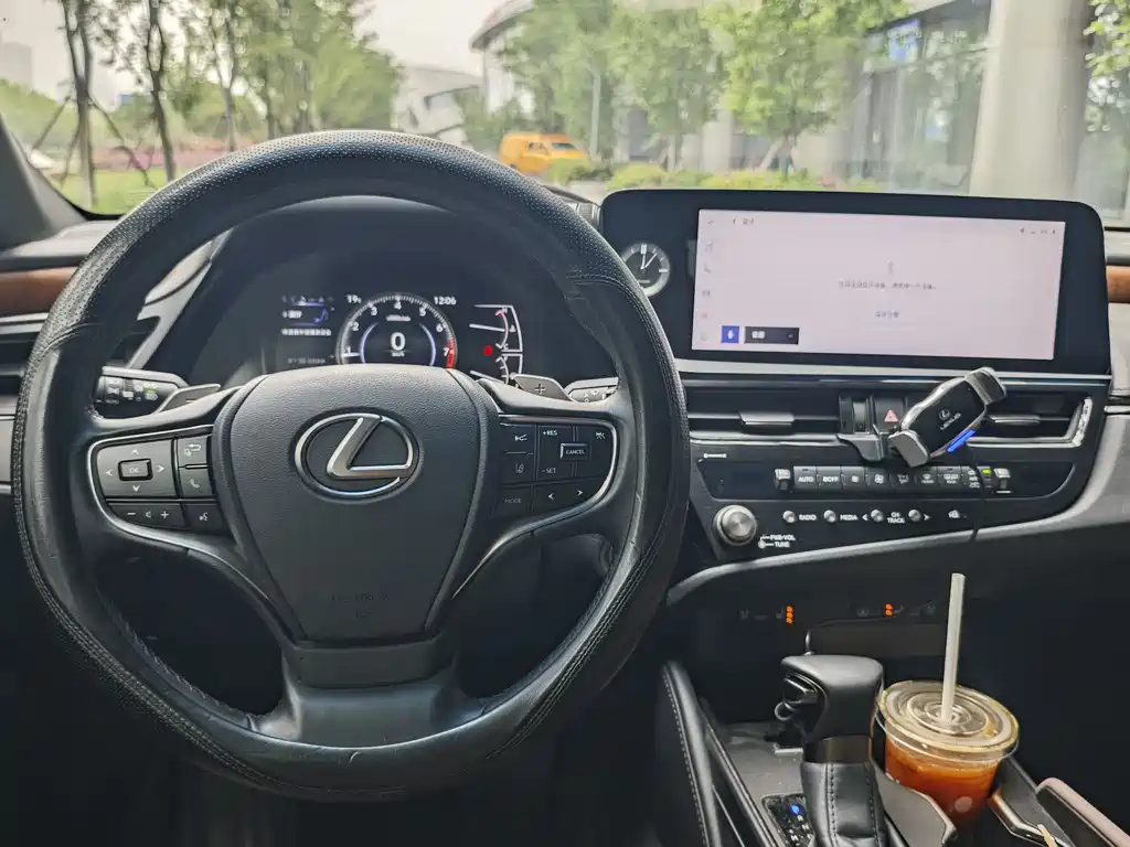 Lexus ES 2024 200 Premium Edition купить на сайте DeffCars