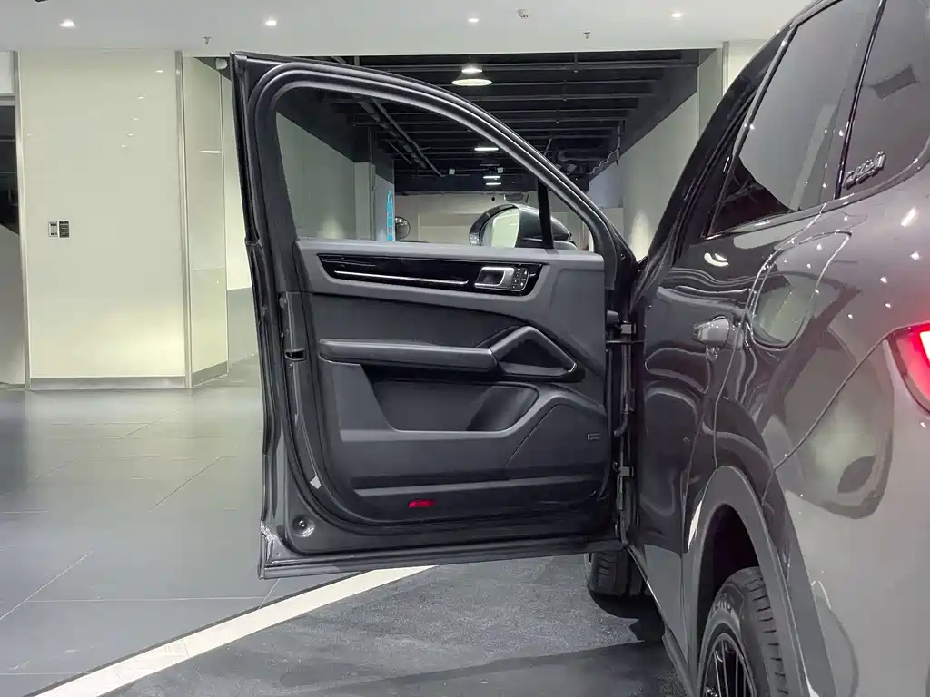 Cayenne New Energy 2023 Cayenne E-Hybrid 2.0T купить на сайте DeffCars