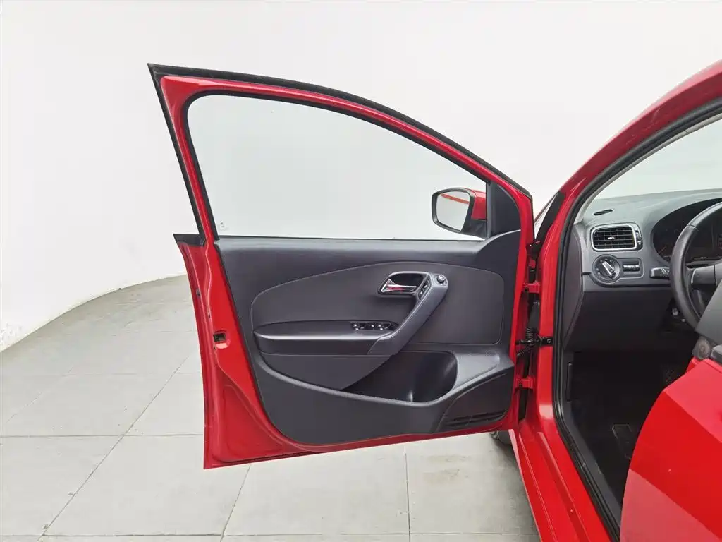 Polo 2013 1.4L automatic luxury version купить на сайте DeffCars