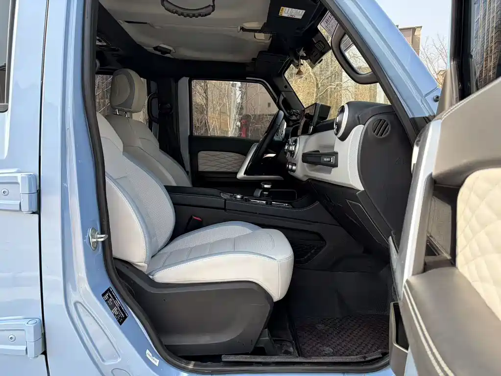 Beijing off-road BJ40 2023 2.0T automatic two-wheel drive city hunter version knight type купить на сайте DeffCars