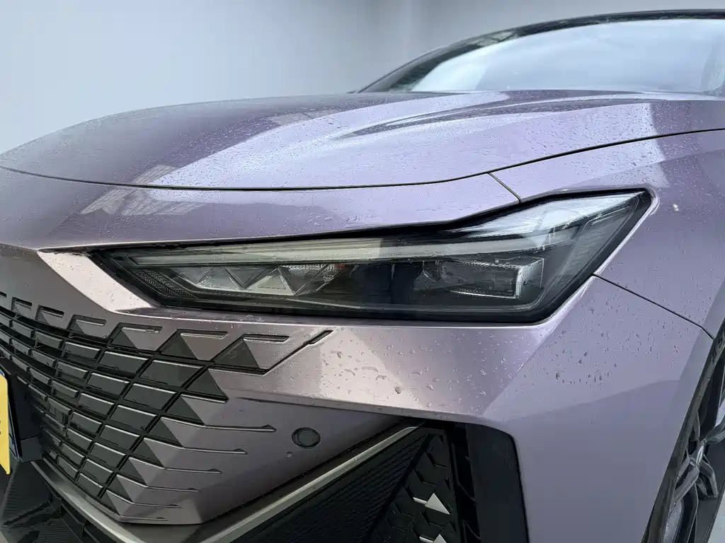 Changan UNI-V 2022 1.5T premium model купить на сайте DeffCars