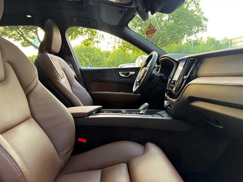 Volvo XC60 2023 B5 four-wheel drive Zhiyuan Deluxe Edition купить на сайте DeffCars