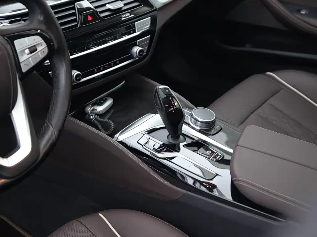 BMW 5 Series 2021 525Li Luxury Package купить на сайте DeffCars