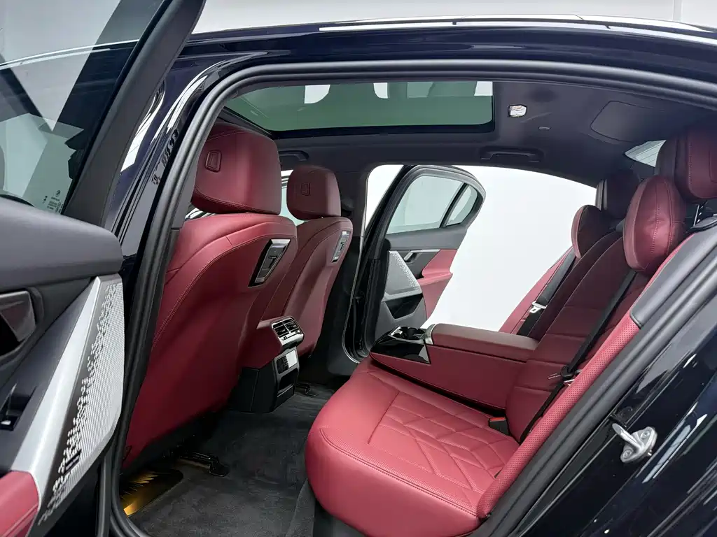 BMW 5 Series 2025 525Li Luxury Package купить на сайте DeffCars