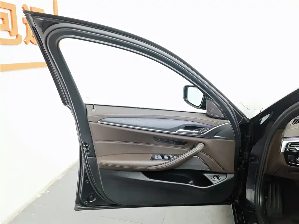 BMW 5 Series 2023 530Li Exclusive M Sports Package купить на сайте DeffCars