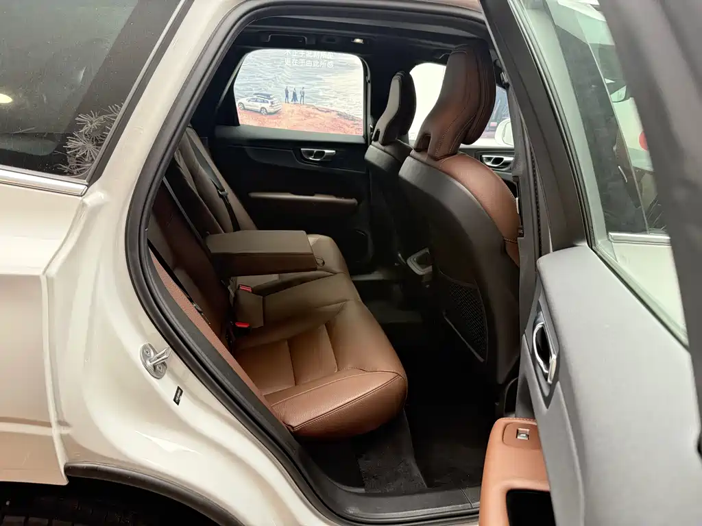 Volvo XC60 2024 B5 four-wheel drive Zhiyuan Deluxe Edition купить на сайте DeffCars