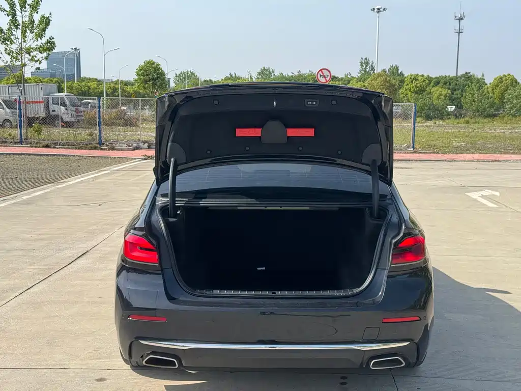 BMW 5 Series 2023 530Li Leading Luxury Package купить на сайте DeffCars