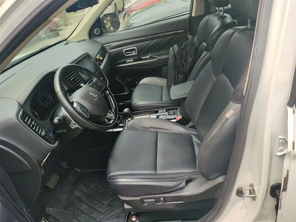 Outlander 2019 2.4L four-wheel drive exclusive version, 7 seats, National VI купить на сайте DeffCars