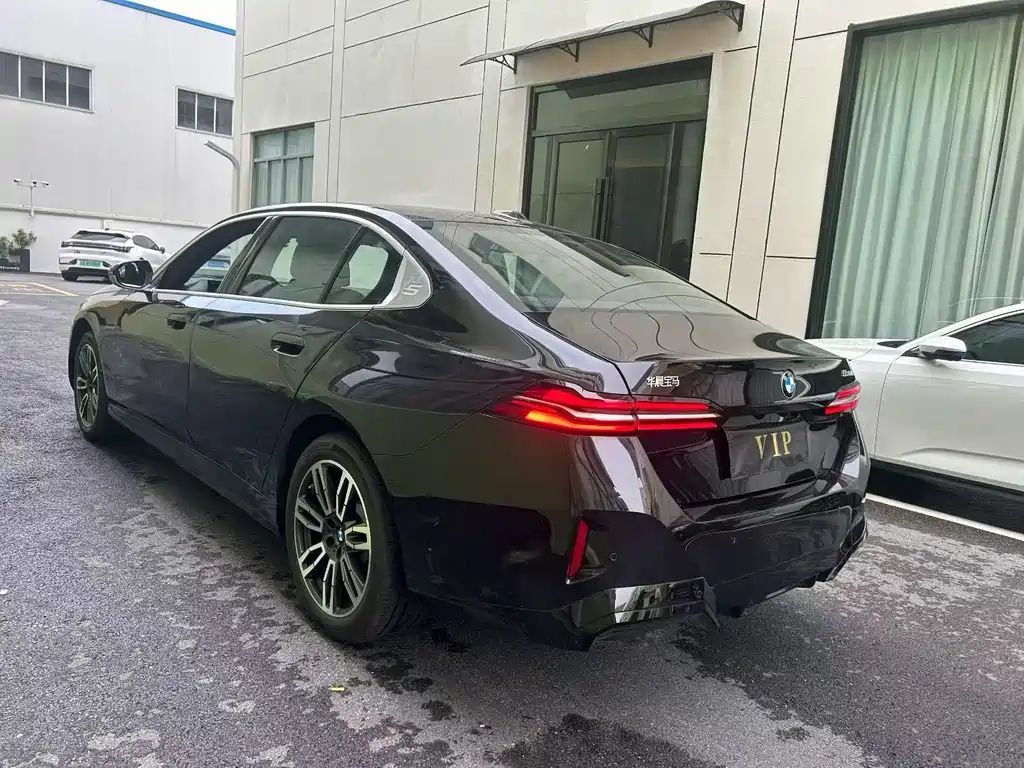 BMW 5 Series 2026 530Li Leading M Sports Package купить на сайте DeffCars