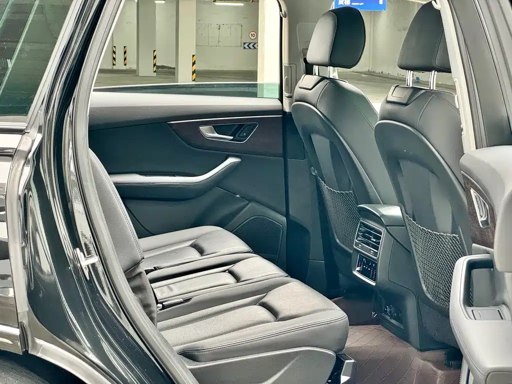 Audi Q7 2023 55 TFSI quattro S line sports version купить на сайте DeffCars