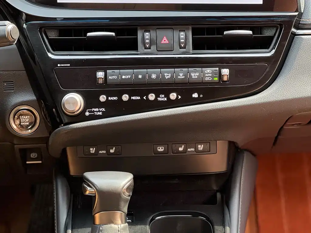 Lexus ES 2022 200 Deluxe Edition купить на сайте DeffCars