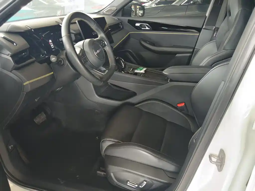 Lynk & Co 03 2023 1.5TD DCT Pro купить на сайте DeffCars