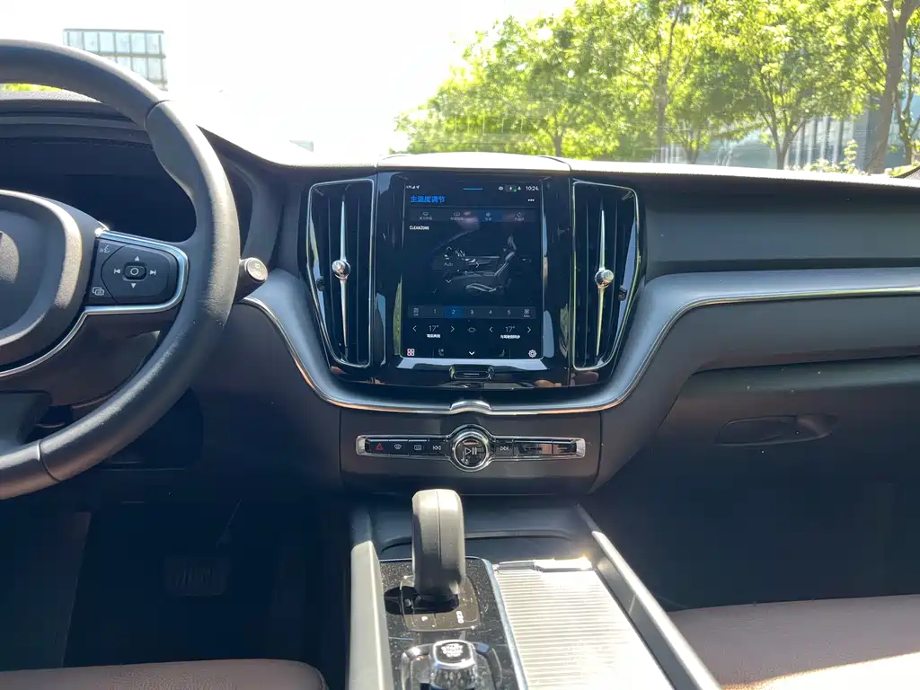 Volvo XC60 2022 B5 four-wheel drive Zhiyi Luxury Edition купить на сайте DeffCars
