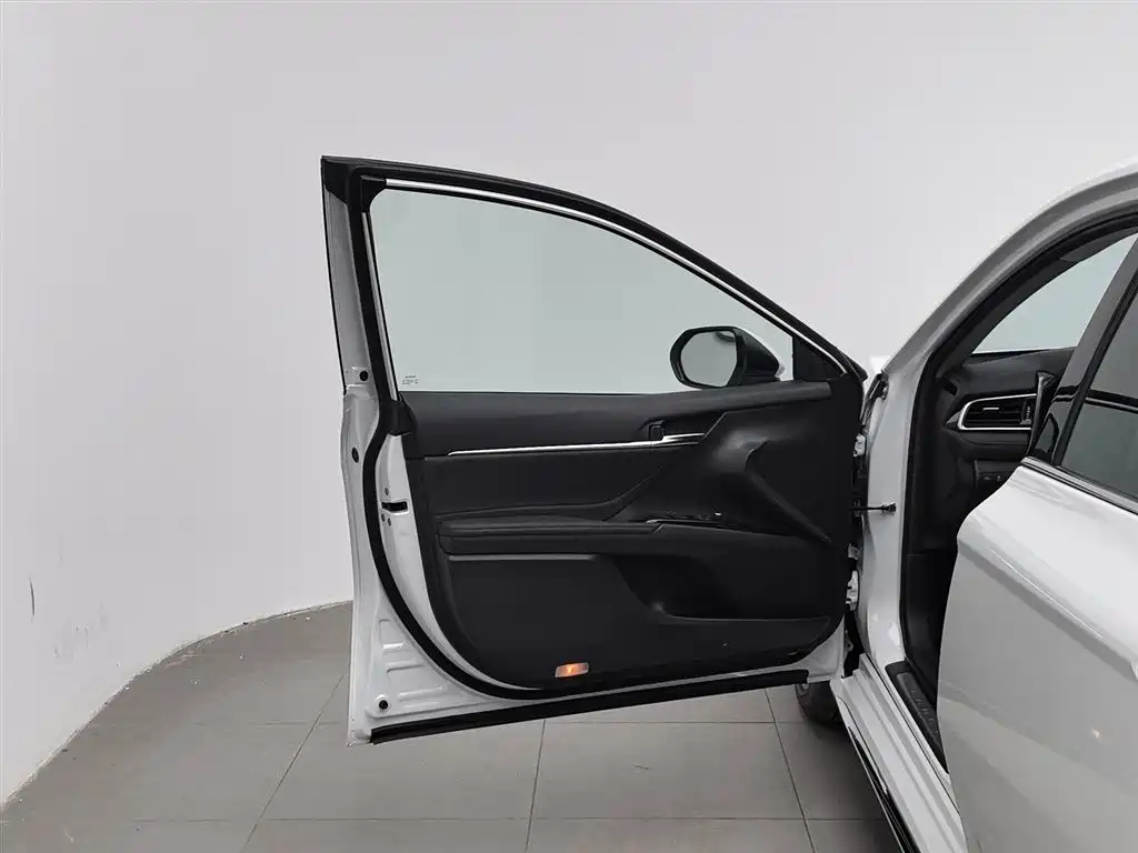 Camry 2023 2.5G Deluxe Edition купить на сайте DeffCars