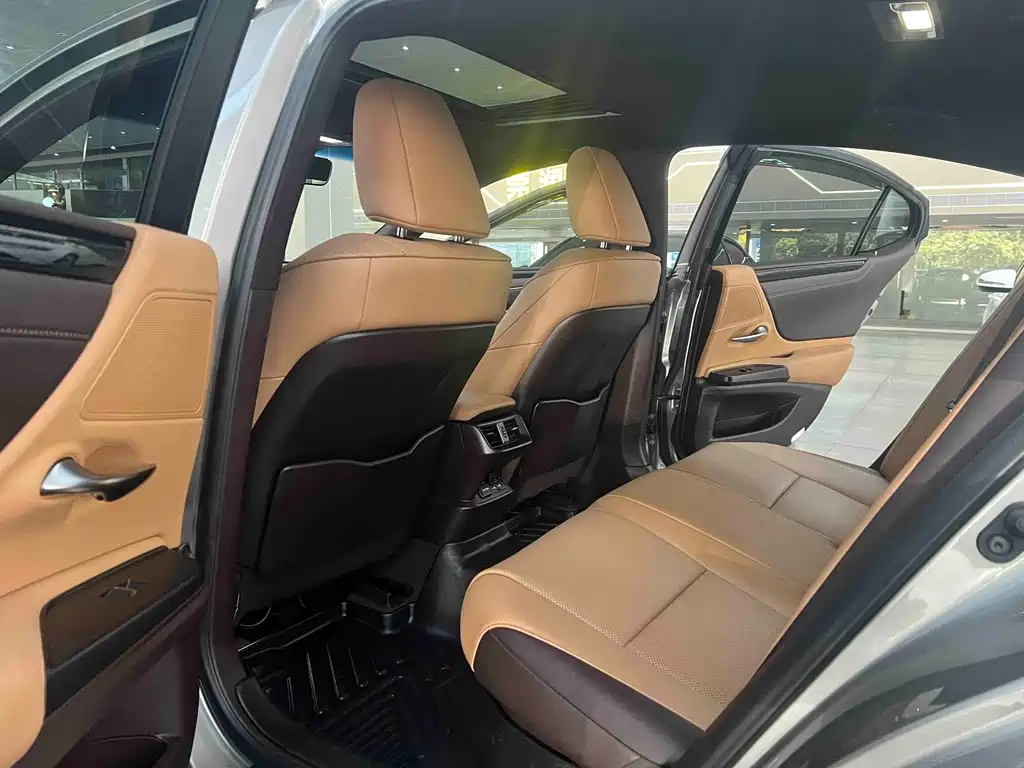 Lexus ES 2020 300h Excellence Edition купить на сайте DeffCars