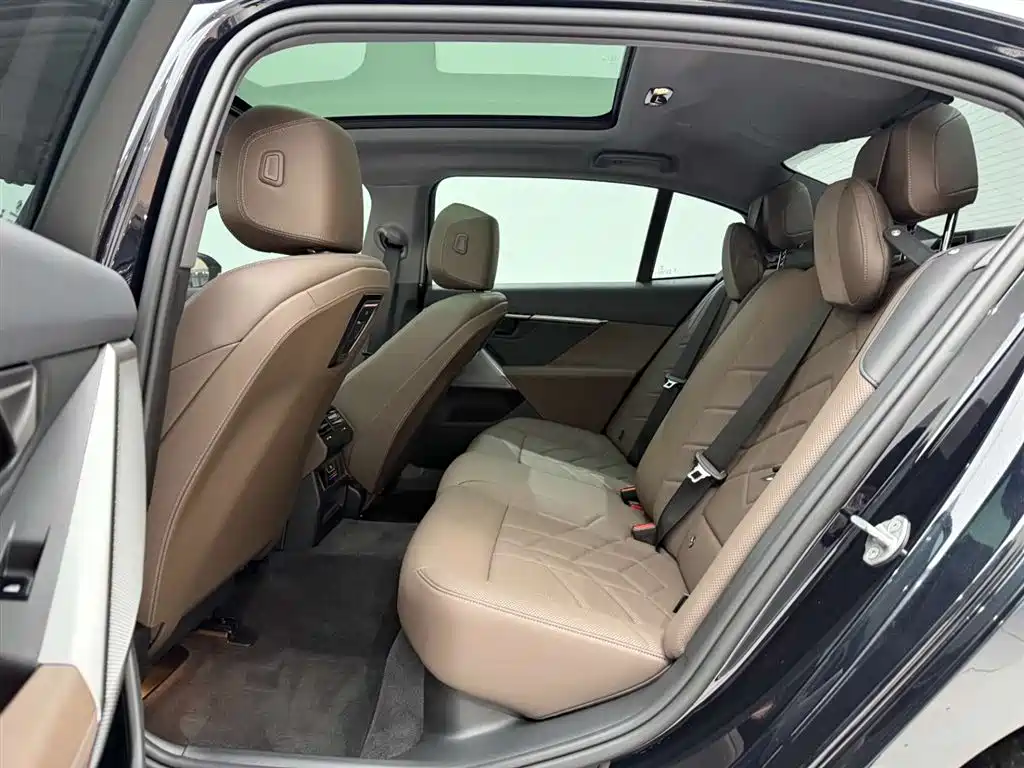 BMW 5 Series 2025 525Li M Sports Package купить на сайте DeffCars