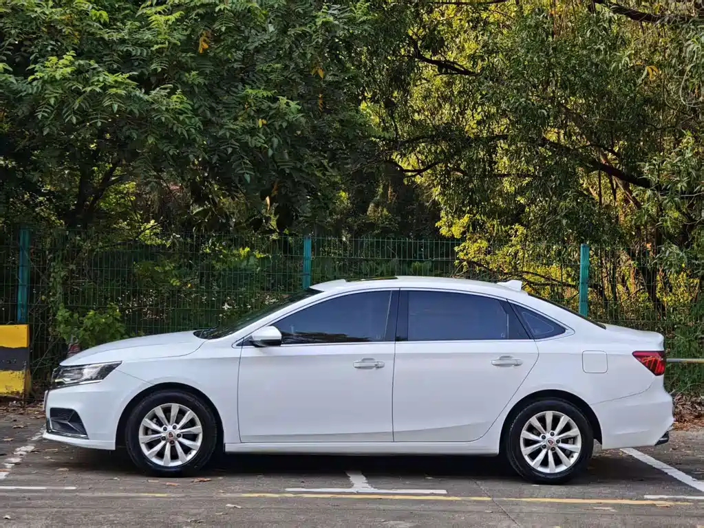 Roewe i6 New Energy 2017 45T Hybrid Internet Smart Edition купить на сайте DeffCars