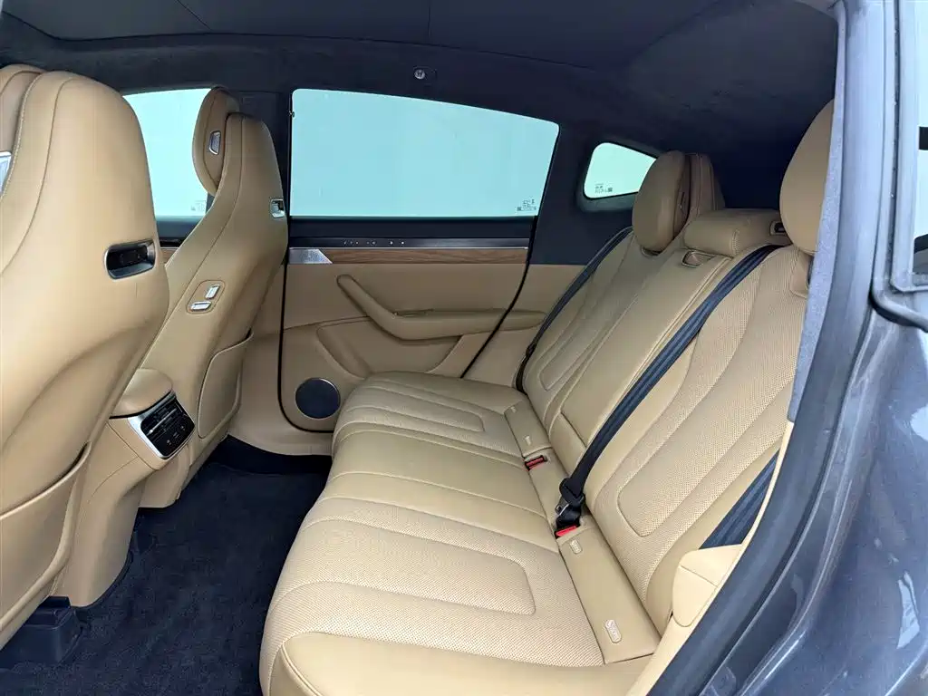 Zhijie R7 2025 extended range 331km Ultra купить на сайте DeffCars