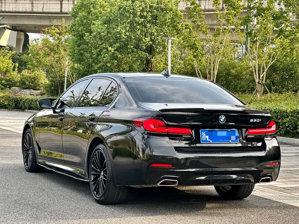 BMW 5 Series 2023 530Li Leading M Sports Package купить на сайте DeffCars