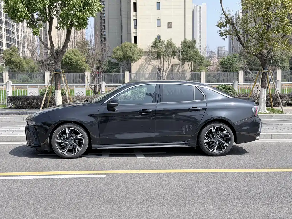 Lynk & Co 03 2025 1.5TD DCT Champion Edition Pro купить на сайте DeffCars