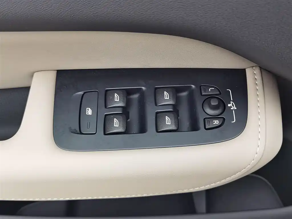 Volvo XC60 2026 B5 four-wheel drive Zhiyi Luxury Edition купить на сайте DeffCars