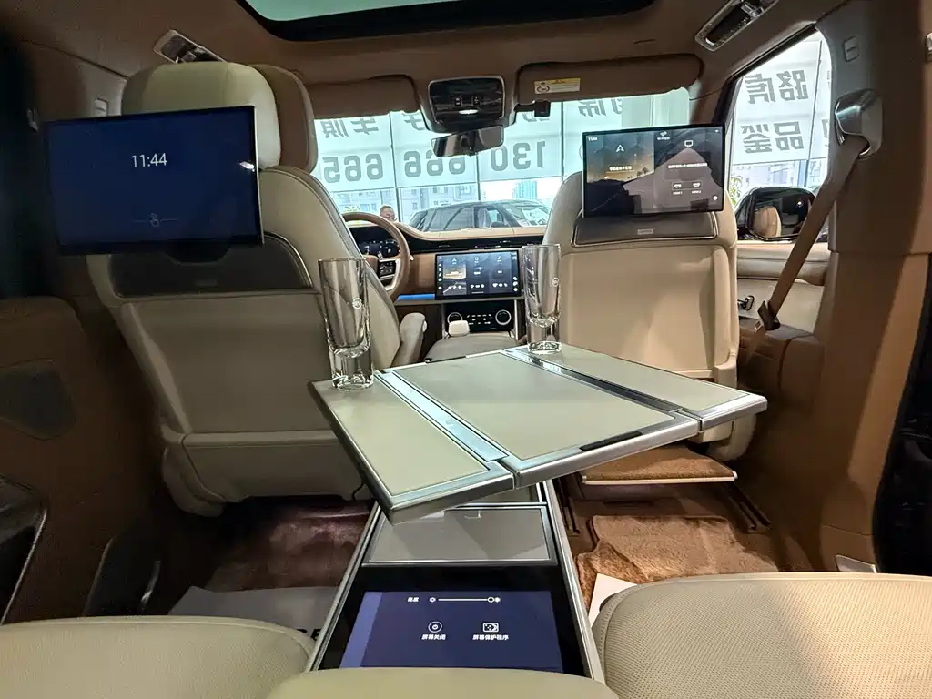 Range Rover 2023 4.4 V8 SV Honor Creation Extended Edition купить на сайте DeffCars
