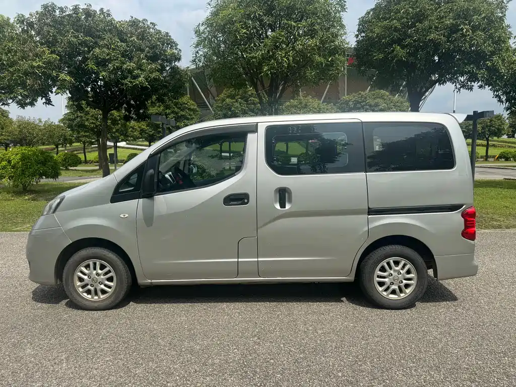 Nissan NV200 2011 model 1.6L 232 seats elegant type купить на сайте DeffCars