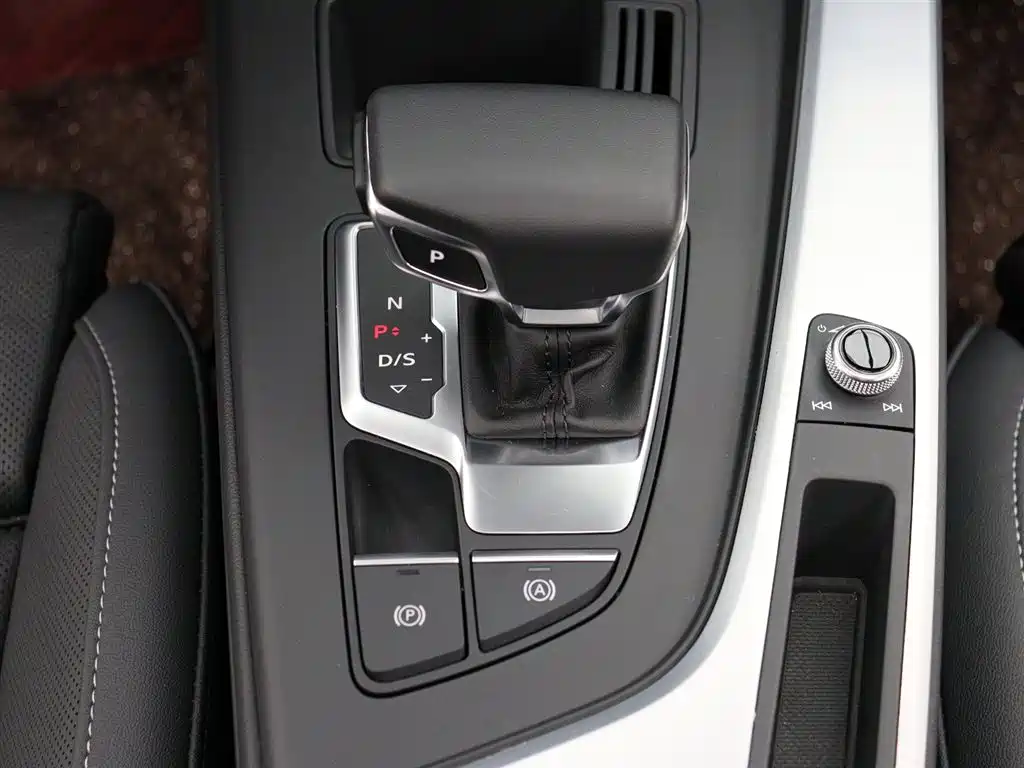 Audi A4L 2023 40 TFSI Fashionable and Dynamic купить на сайте DeffCars