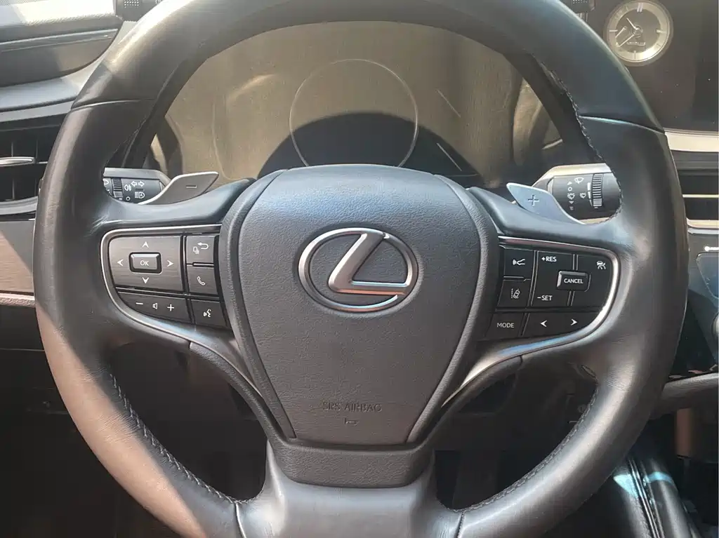Lexus ES 2023 200 Excellence Edition купить на сайте DeffCars