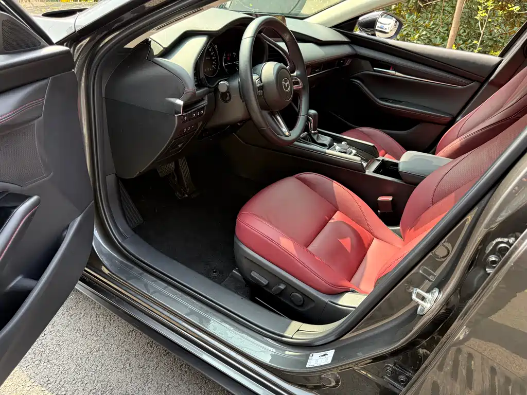 Mazda3 Angkesela 2022 2.0L Automatic Quality Obsidian Edition купить на сайте DeffCars