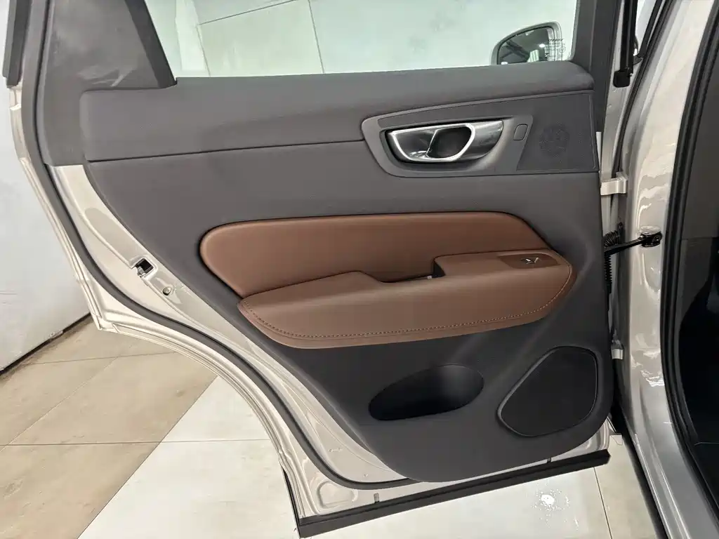Volvo XC60 2025 B5 four-wheel drive Zhiyi Luxury Edition купить на сайте DeffCars
