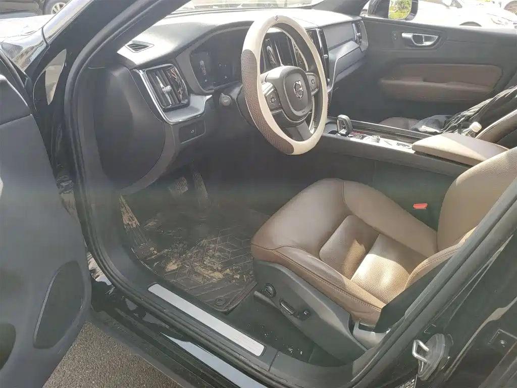 Volvo XC60 2025 B5 four-wheel drive Zhiyi Luxury Edition купить на сайте DeffCars