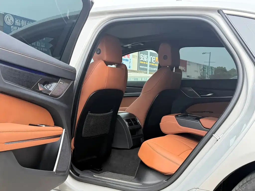 Jaguar XFL 2023 XFL 2.0T P250 two-wheel drive elite sports gold version купить на сайте DeffCars