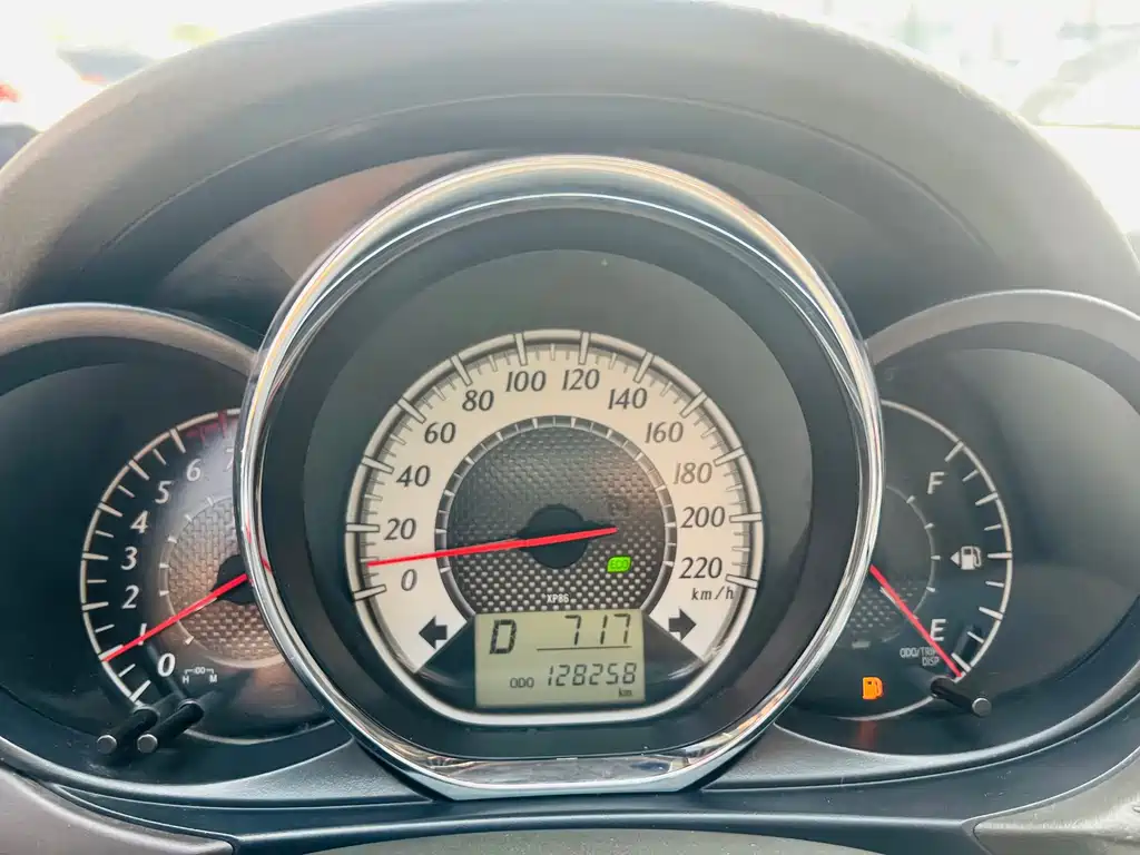 YARiS L 2015 1.5G automatic orange limited edition купить на сайте DeffCars