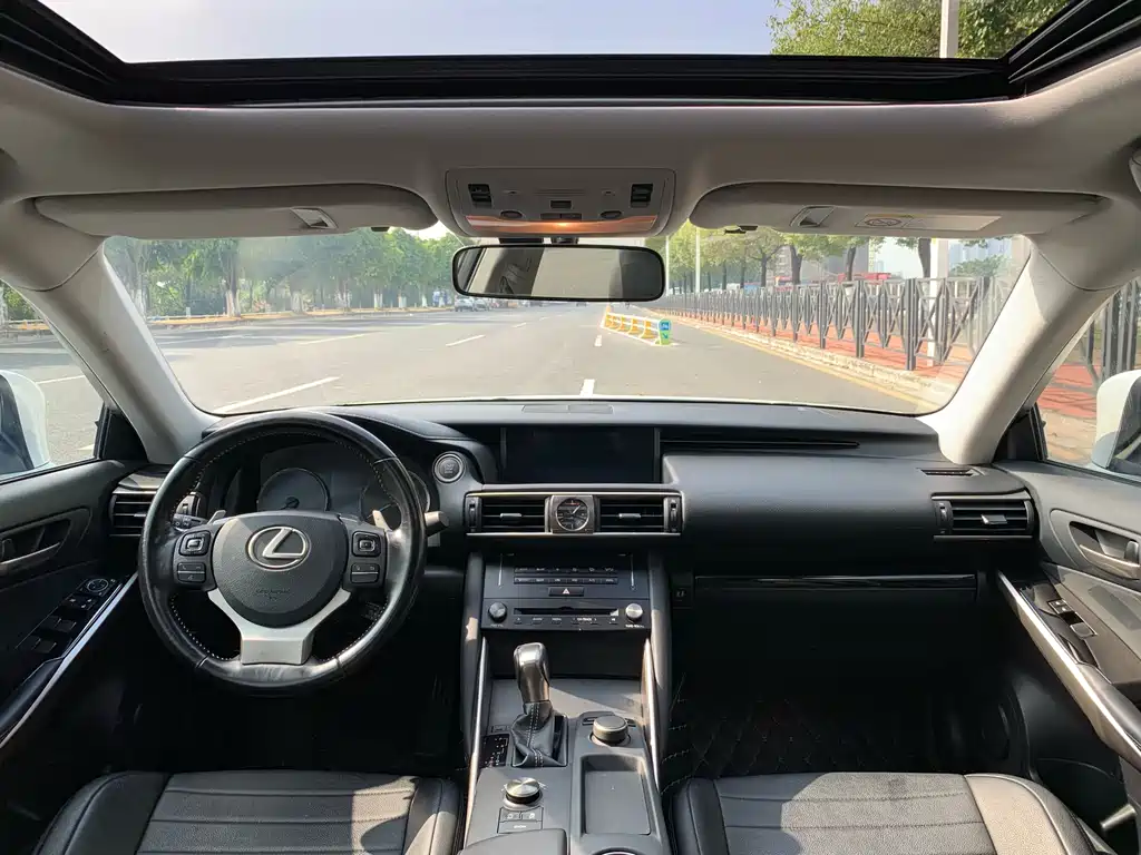 Lexus IS 2017 300 Advanced Edition купить на сайте DeffCars