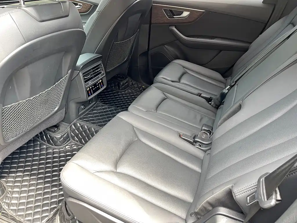 Audi Q7 2023 55 TFSI quattro S line sports version купить на сайте DeffCars