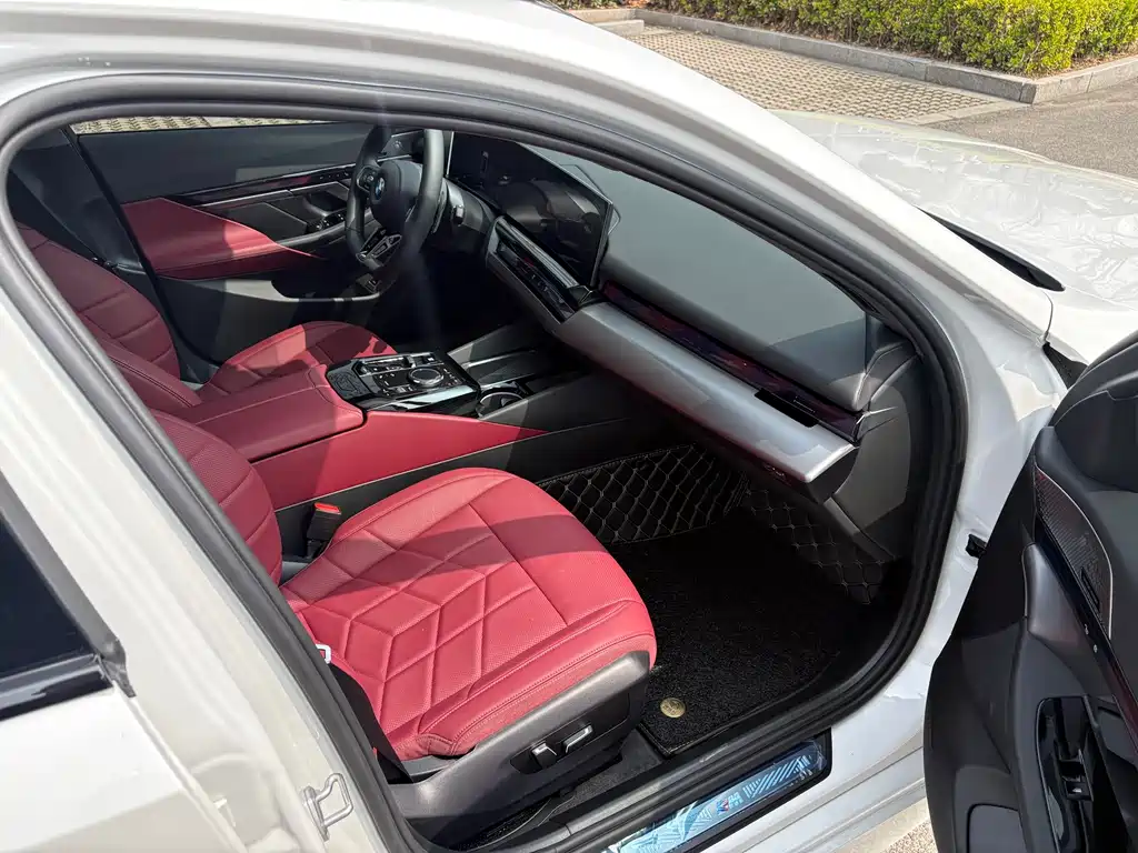 BMW 5 Series 2025 530Li Leading M Sports Package купить на сайте DeffCars