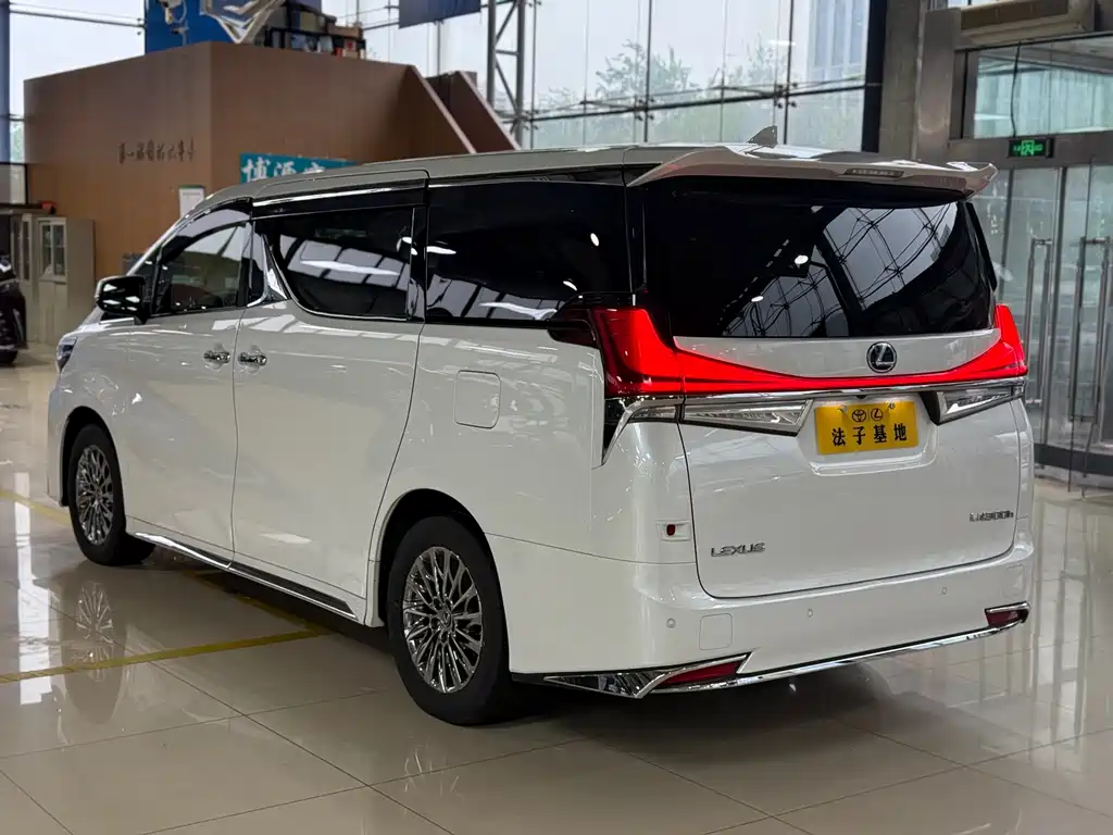 Lexus LM 2020 300h seven-seater elegant version купить на сайте DeffCars